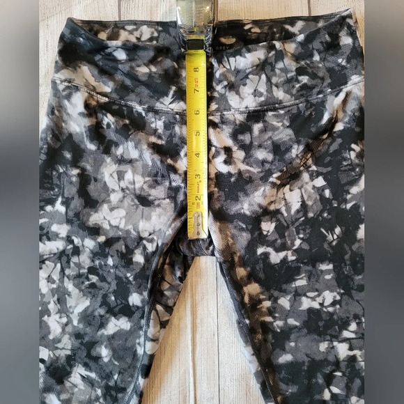 Lou and Grey •Size Medium• Black White Low Rise Capri Active Yoga Leggings - Picture 4 of 5